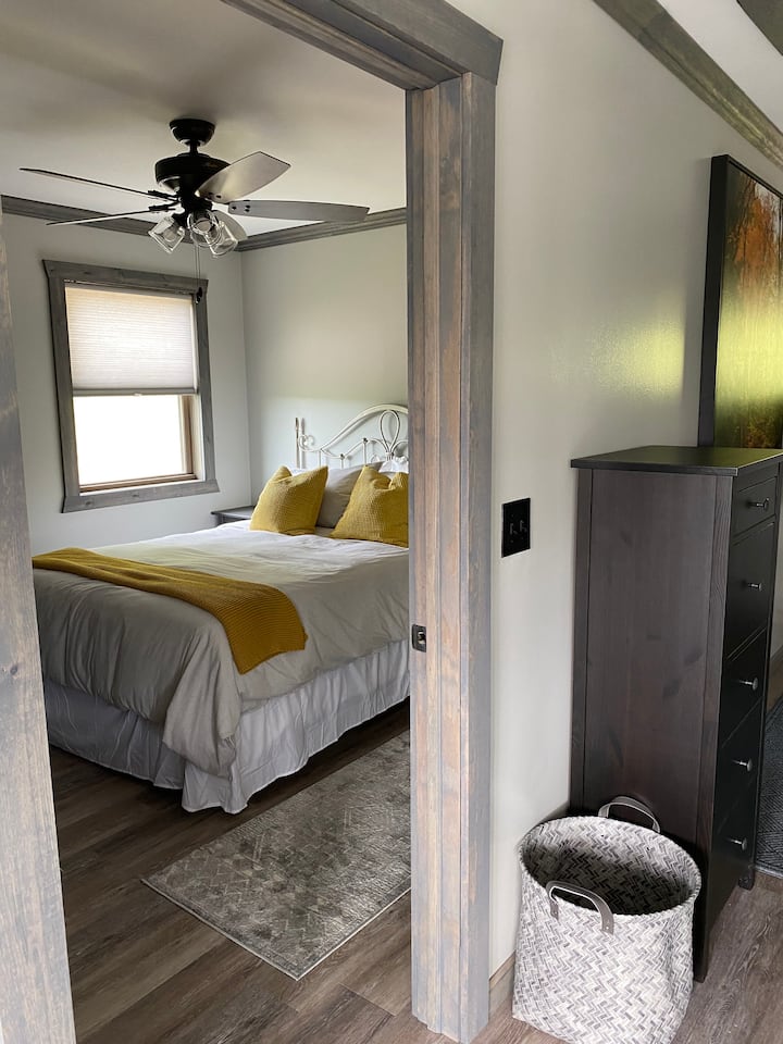 Spálňa má jednu manželskú posteľ. 