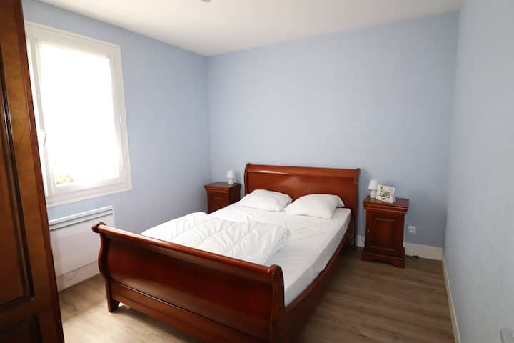 Chambre bleue du RDC, lit en 140×190