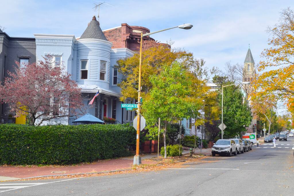 Corner house on 2nd St: 2 blocks from Capitol, Library of Congress, National Mall