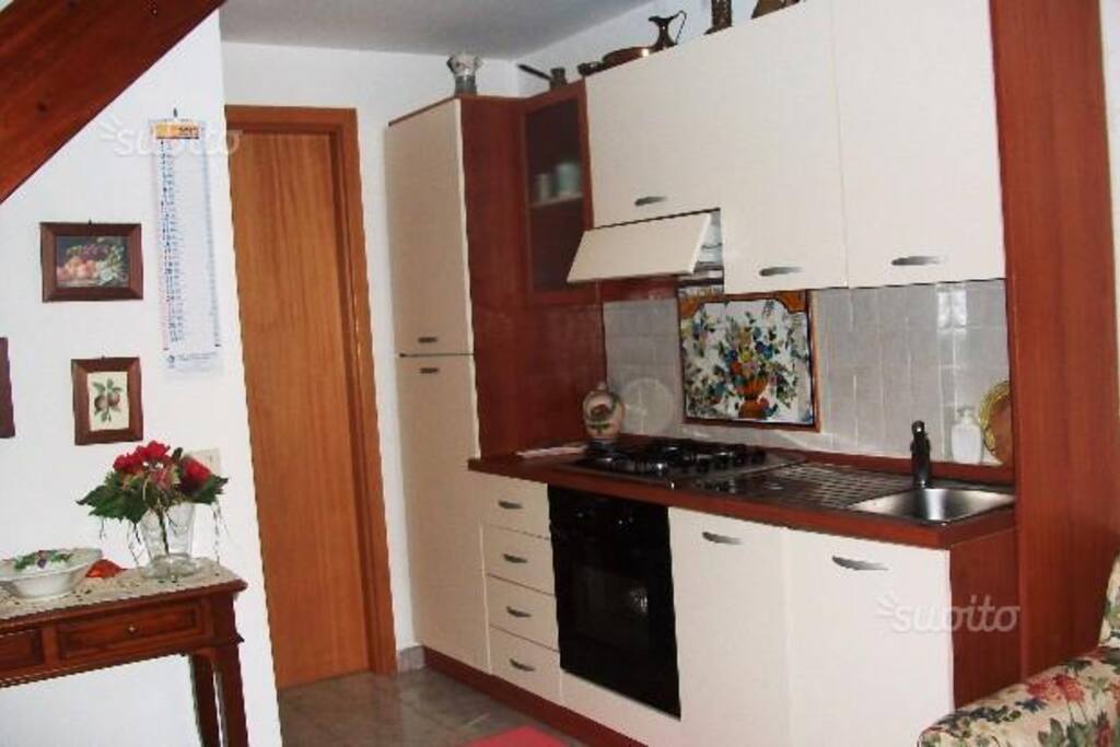 cucina dotata di stoviglie e forno elettrico