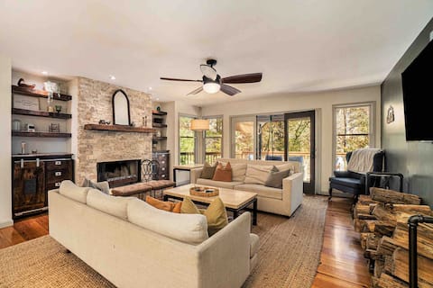 Spacious Cabin w/ Hot tub & Outdoor Movie Screen