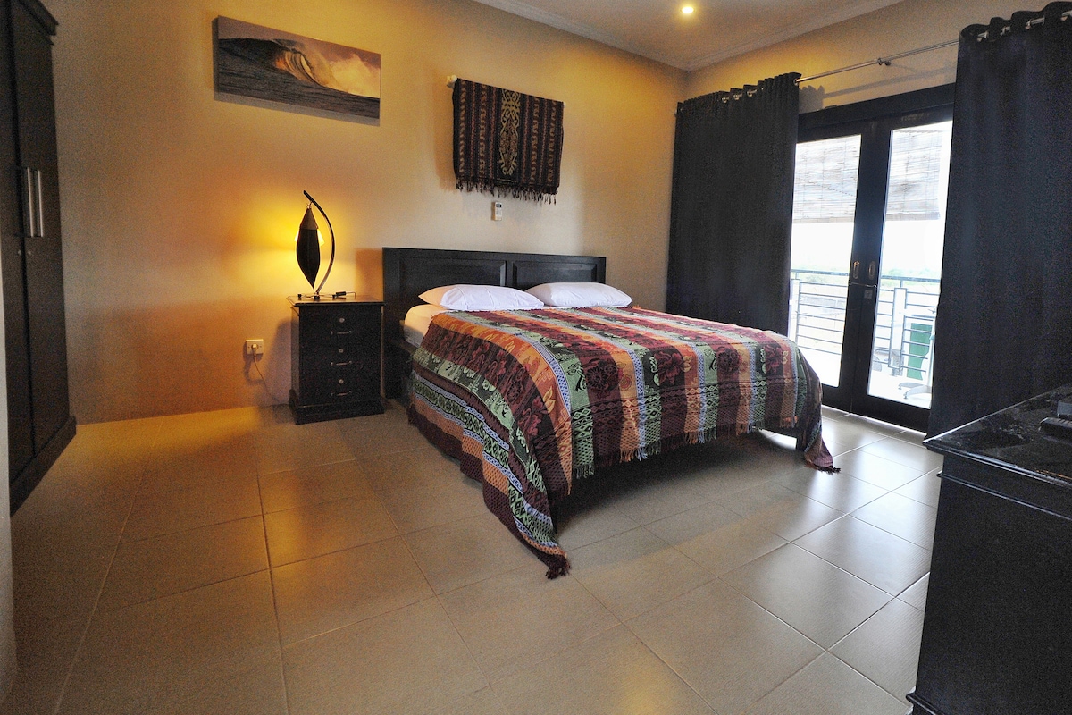      Cama tamaño queen en el piso superior de la suite