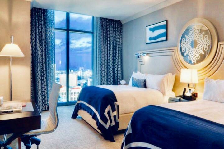 Luxury Suite with Breathtaking Views of the Strip! gallery image 5