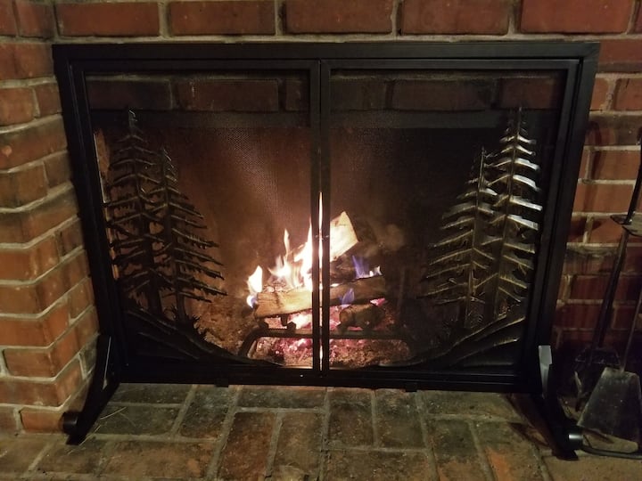 Камин на дрва во семејната соба за пријатна ноќ покрај огнот. 