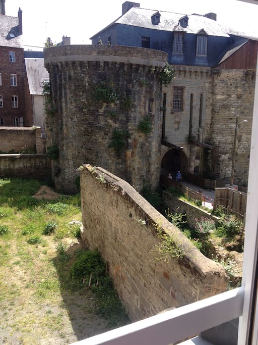 Vue de la fenêtre sur la cathédrale et les portes mordelaises