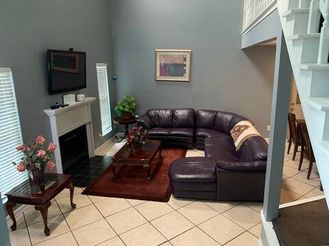 Top Airbnb: Remodeled 4 bedrooms 3 bath w/ studio in Belvedere Park