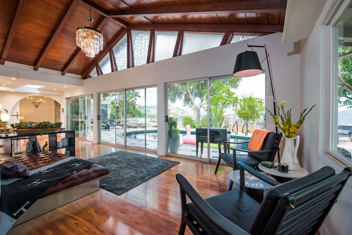 HOLLYWOOD HILLS LUXURY SANCTUARY, POOL, BAR & BBQ gallery image 3