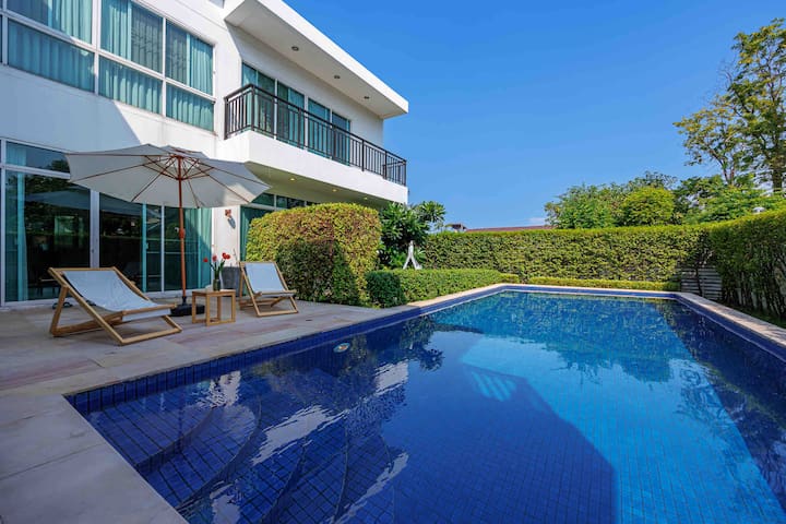 曼谷市中心500平五房独栋泳池别墅/入住3晚以上免费接机一次/旅行路线规划/特价优惠游玩门票