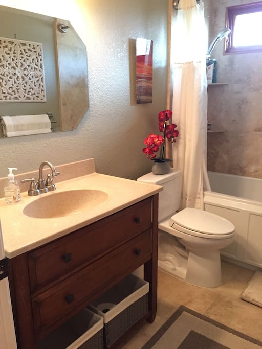Bathroom tub/shower