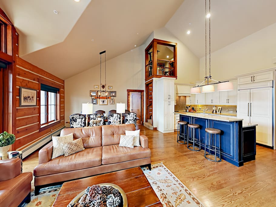 Relax on the leather sofas in the warm and luxurious living room and enjoy a movie on the 47” flat screen TV.