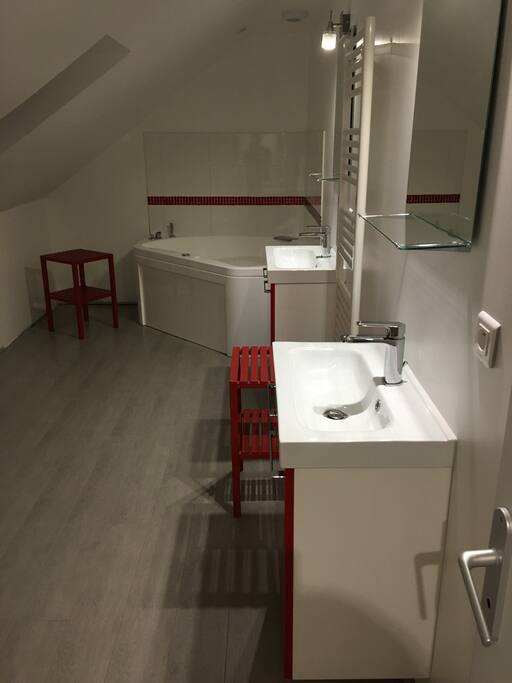 salle de bain avec balnéo