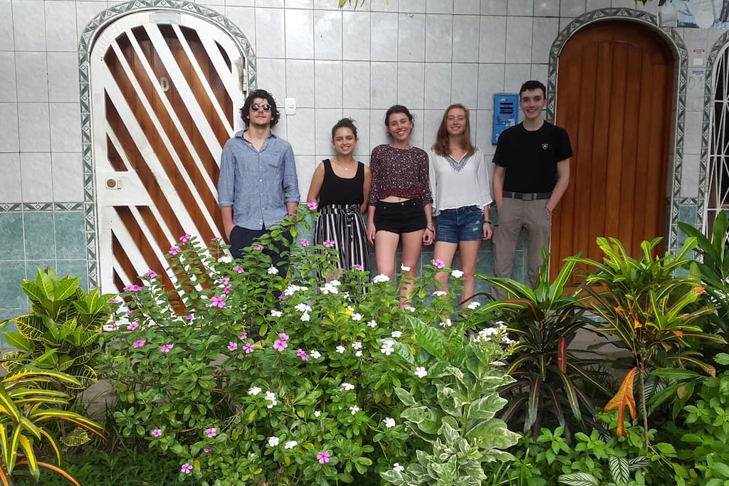 Fachada de Casa Oly, donde nuestros huespedes disfrutan de la paz y comodidad de nuestras instalaciones.