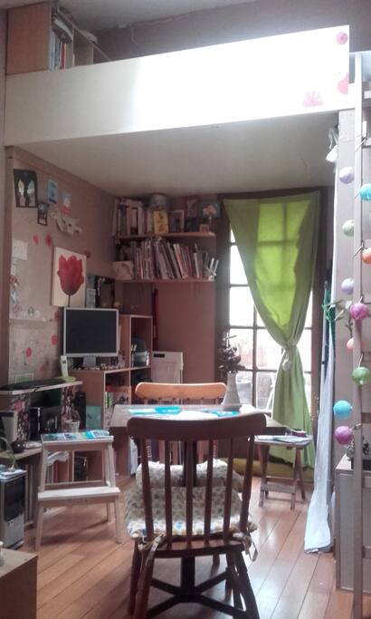Le salon est pourvu en livres, DVD, CD, décorations et créations qui pourraient bien vous plaire !
Vous pouvez vous servir de l'ordinateur et de l'accès wifi si vous le souhaitez !
De plus, cette pièce ouvre sur une adorable terrasse , très agréable dès qu'un rayon de soleil apparaît ! (photo à venir ! )