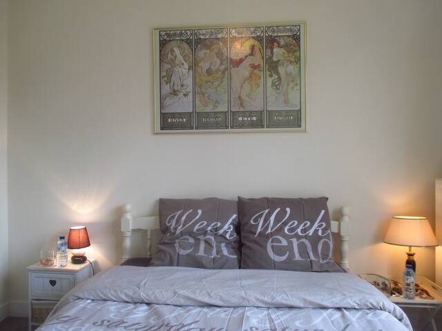 Quiet room overlooking city center!