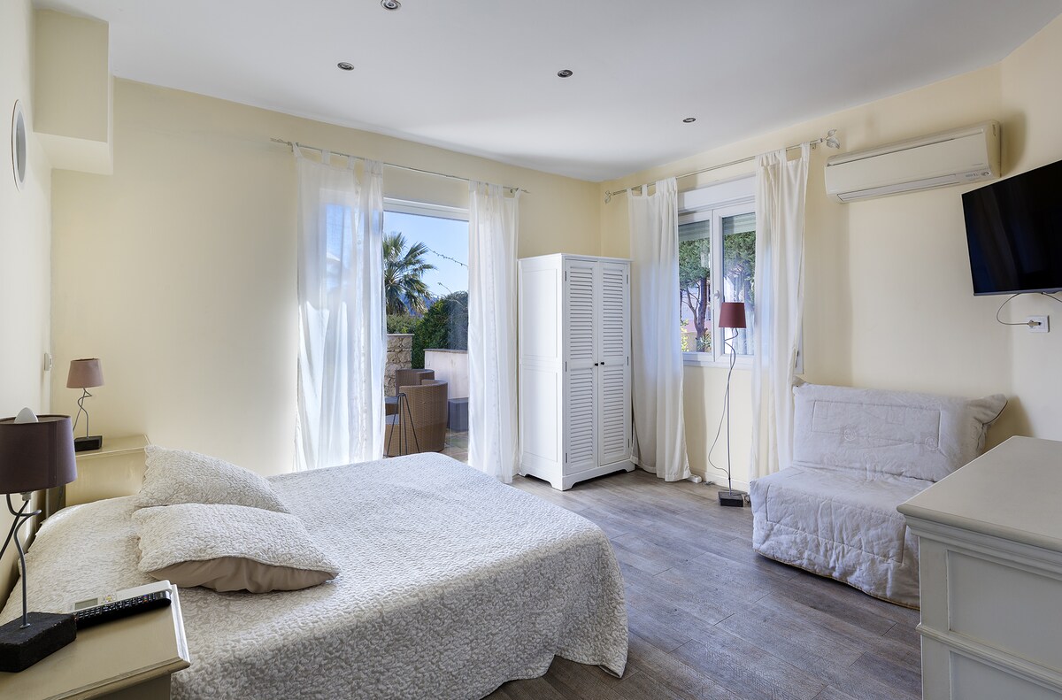 Dhomë gjumi Palm Beach me dush dhe tualet, me pamje nga tarraca