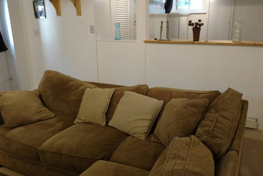 Comfortable sitting area with wi-fi, cable and large-screen smart tv