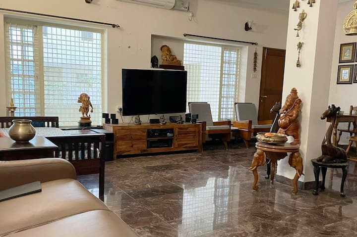 Sala de estar con TV y wifi