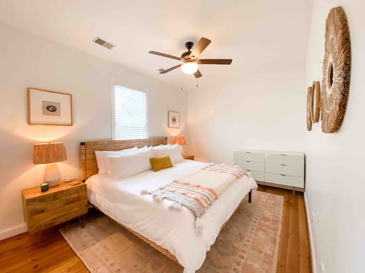 ห้องนอนที่ 2 พร้อมเตียงคิงไซส์อังกฤษเอล์มและผ้าปูที่นอนออร์แกนิก 