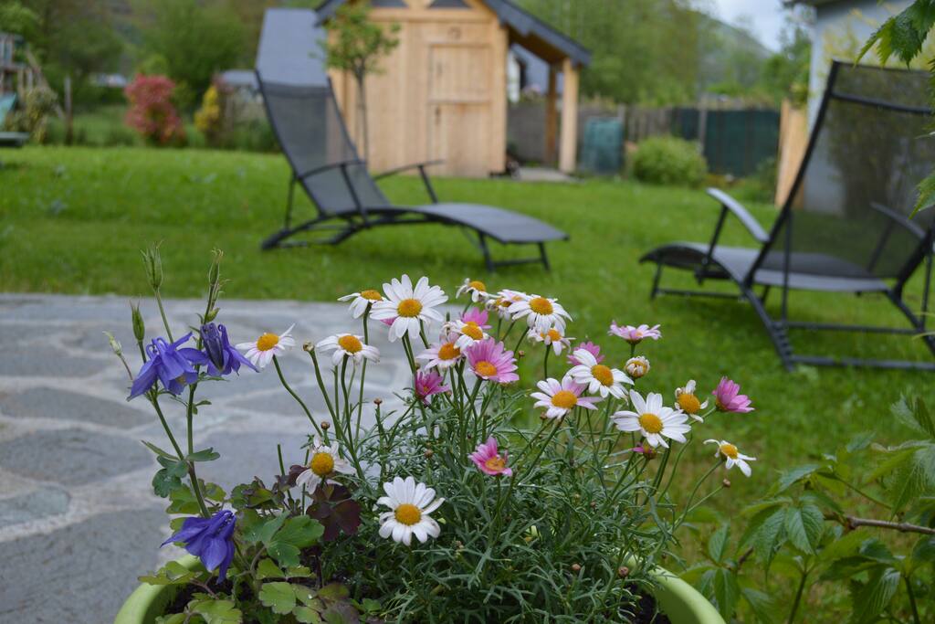 le jardin au printemps avec les transats