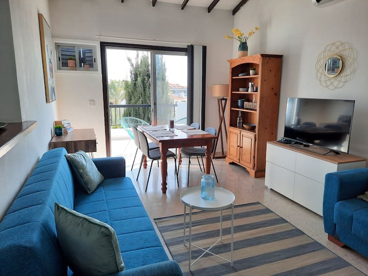 舒适的客厅，配备智能电视和卫星连接，可收看许多国际节目 