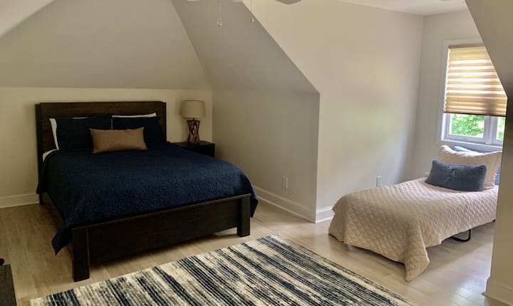 غرفة نوم كوين في الطابق العلوي - مع سرير
