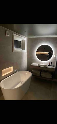 Stor flott enebolig med hage, terasse, sauna m.m gallery image 2