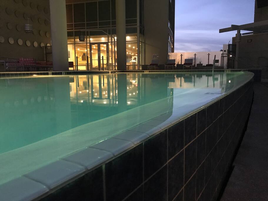 Infinity-edge Pool