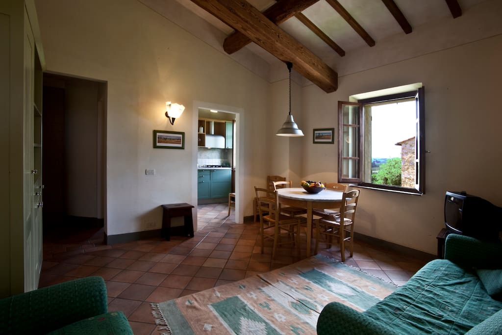 Il Soggiorno con il tavolo da pranzo.