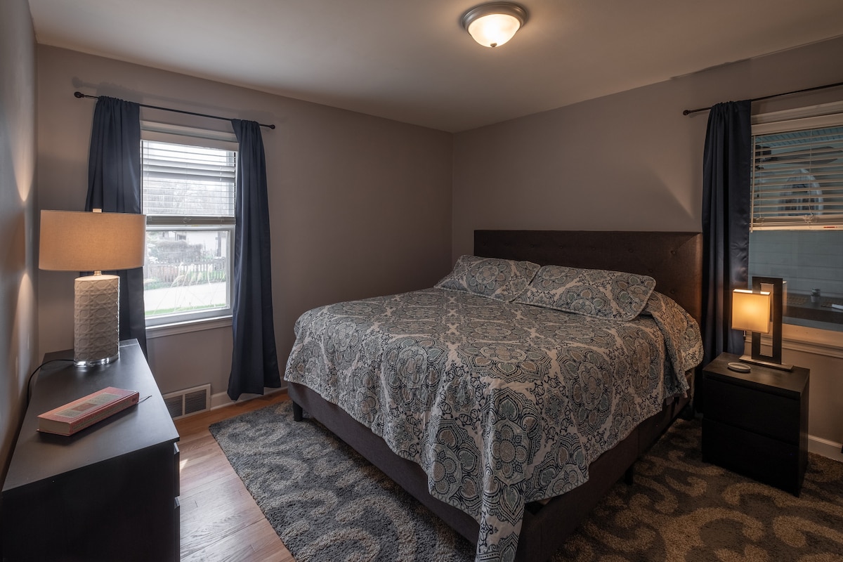 ห้องนอนหลักที่ชั้นล่าง