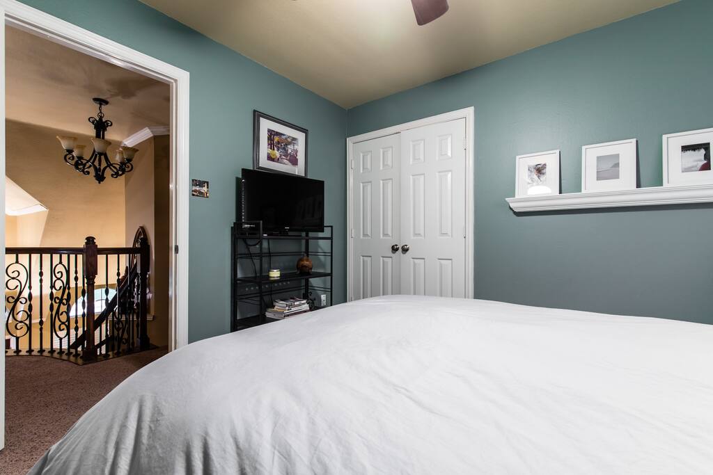 Guest bedroom with TV