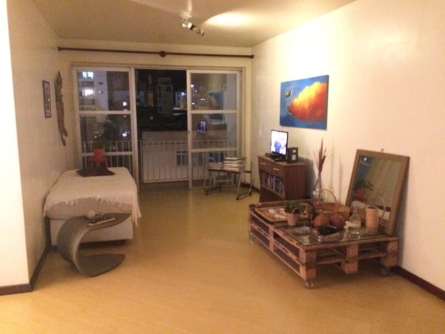 Cama confortável, solteiro e quarto compartilhado (sala). Sala ampla e próximo dos pavilhões onde acontecem a oktoberfest e os festivais da cerveja. Possui cozinha também. :) mercado e bares próximos.