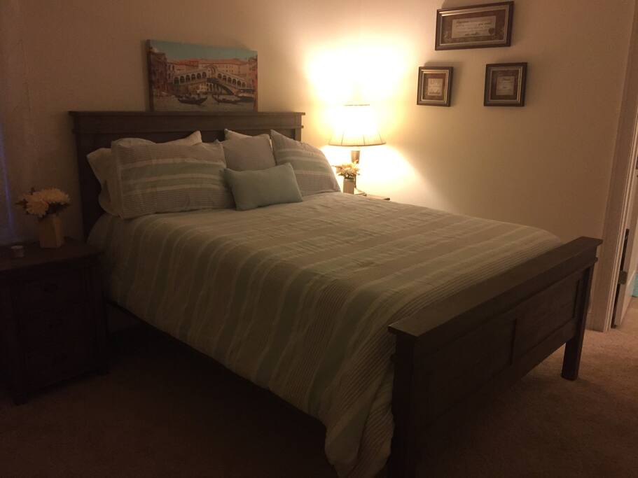 A bedroom with a queen beed!