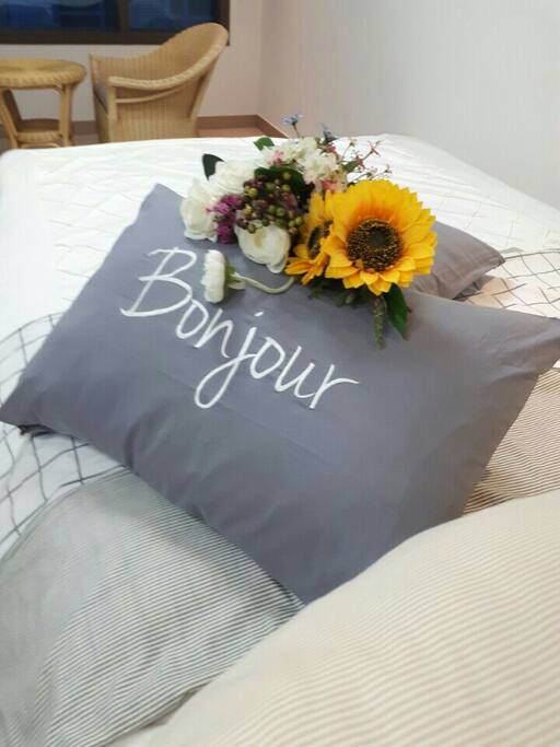 청결하고 포근한 잠자리에서
휴식하세요~~
In a clean and comfortable bed
Take a break ~~^^
