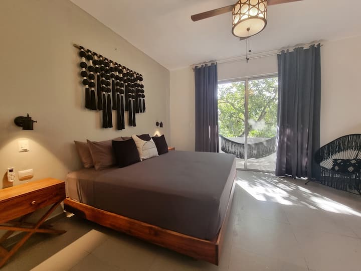 Glavna spavaća soba širine 180 - 200 cm, s ventilatorom i klima-uređajem, kupaonica u apartmanu, pristup terasi s visećom ležaljkom