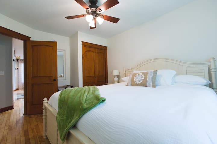 Downstairs bedroom. King Size bed. 