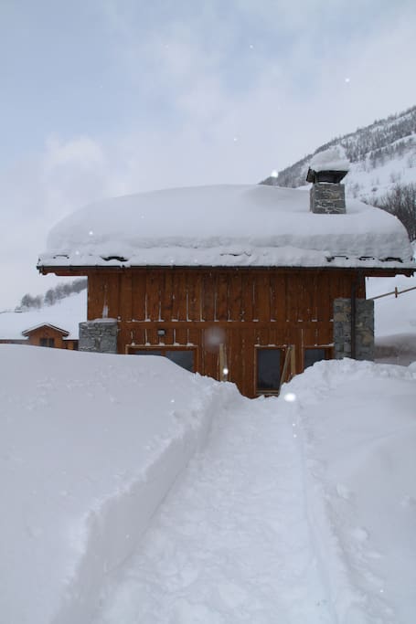 Le chalet sous la neige