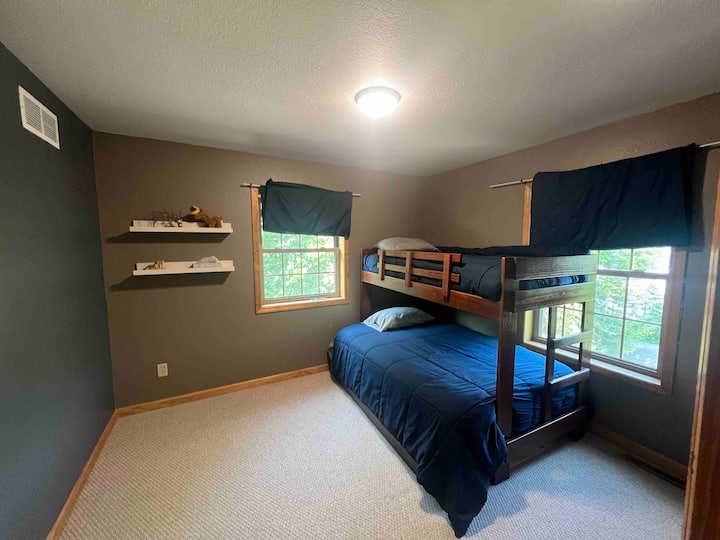 Habitación para niños; camas nido gemelas/completas/gemelas. 