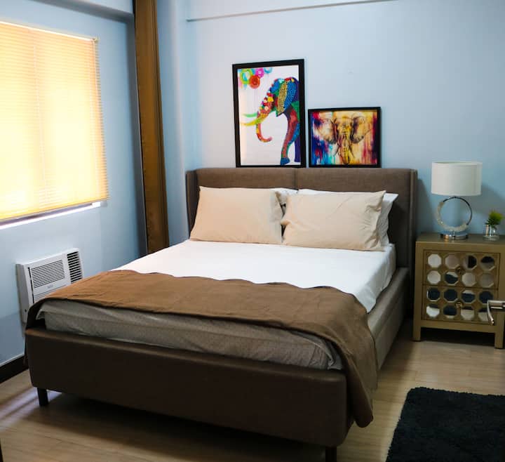 Chumba cha kulala cha Master kilicho na kitanda cha malkia