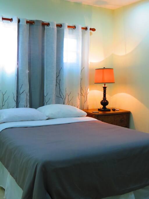 SDV-2: Master Bedroom
2-Bedrooms: Queen-size beds