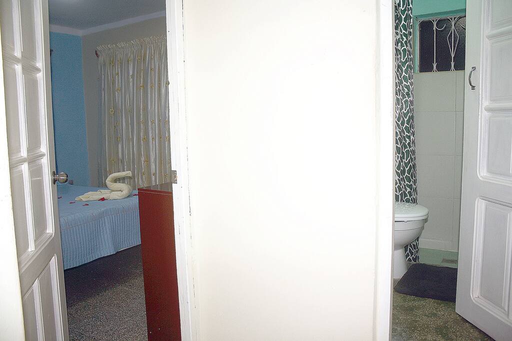 Habitación matrimonial 1 con una cama y con posibilidades de incluir cama para niños. Baño compartido con la habitación 2.