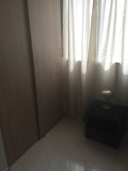 Closet , ventana , mesa de noche