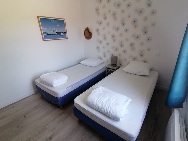 Chumba cha kulala 2, na vitanda vyake 2 vya  90/190 na chumba chake kikubwa cha kuvaa