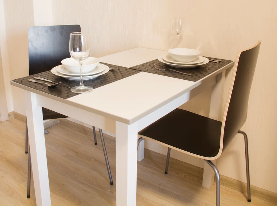 обеденный стол с приборами. dining table with appliances