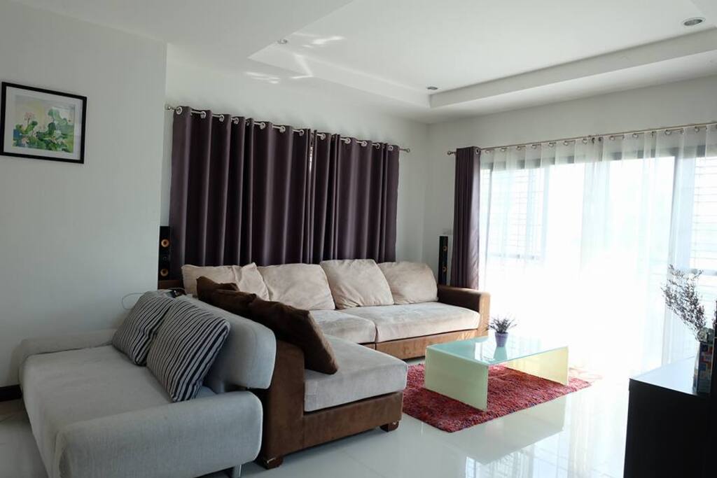 เฟอร์นิเจอร์สะดวกสบายในห้องนั่งเล่น