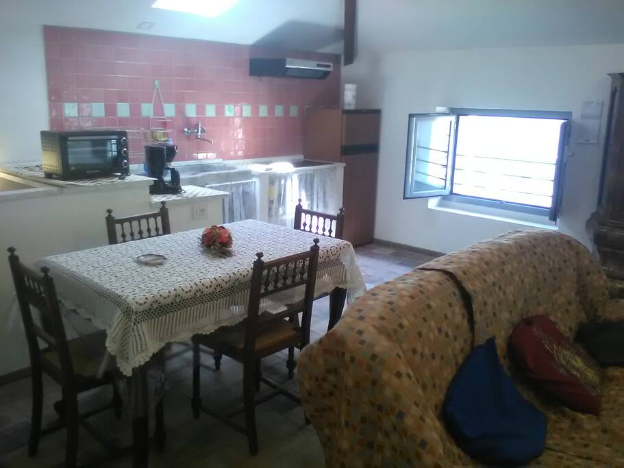 angolo cottura e zona pranzo