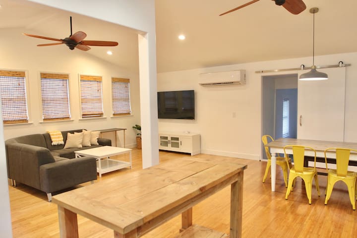 4 Bedroom Sunset Beach House *AC/Steps2Beach