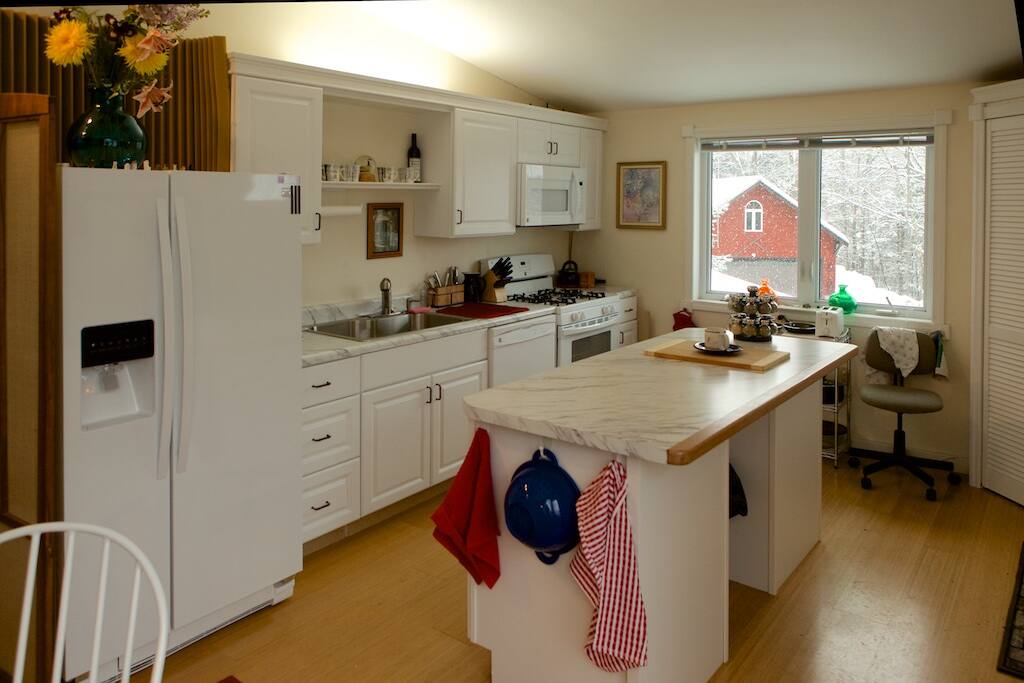 Kitchen complete ready to cook gourmet meals and dishwasher for cleanup