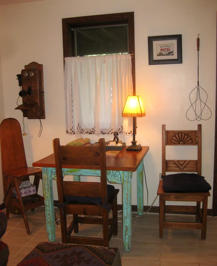 Მაგიდა (4 სკამი)