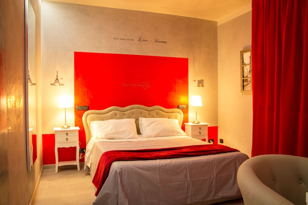 Suite Paris (Vasca idromassaggio Doppia: Radio, Luci Led, idro massaggio). Con cassaforte