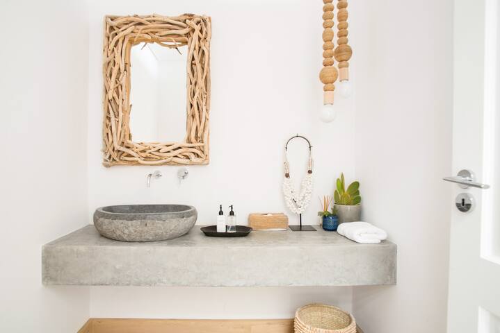Chic Boutique-Hotel Feel at a Seafront Pad, Clifton gallery image 2